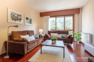 Después de marcharse el último inquilino, la propietaria de esta vivienda quiere ponerla a punto para volver a alquilarla. La vivienda y el mobiliario que nos encontramos están en buen estado, simplemente hay que añadir algunos textiles y elementos decorativos que le den vida y mejoren su atractivo.